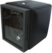 Кожанная шкатулка Underwood черного цвета для подзавода одних часов, отделка карбон. Работает от сети и от батареек.